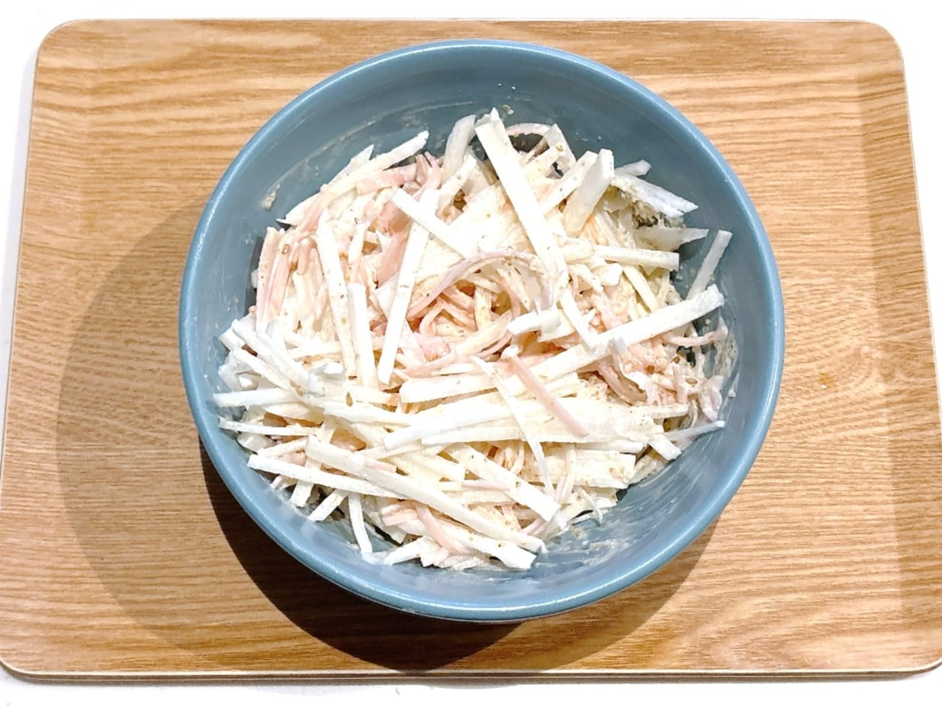 できあがった「大根とハムのごまマヨ和え」