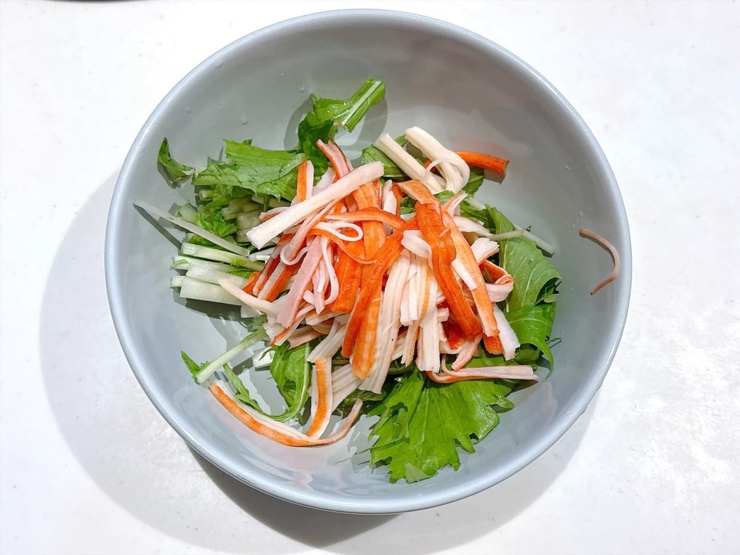 手順1．水菜は洗って食べやすい大きさにカットし、かにかまはほぐす