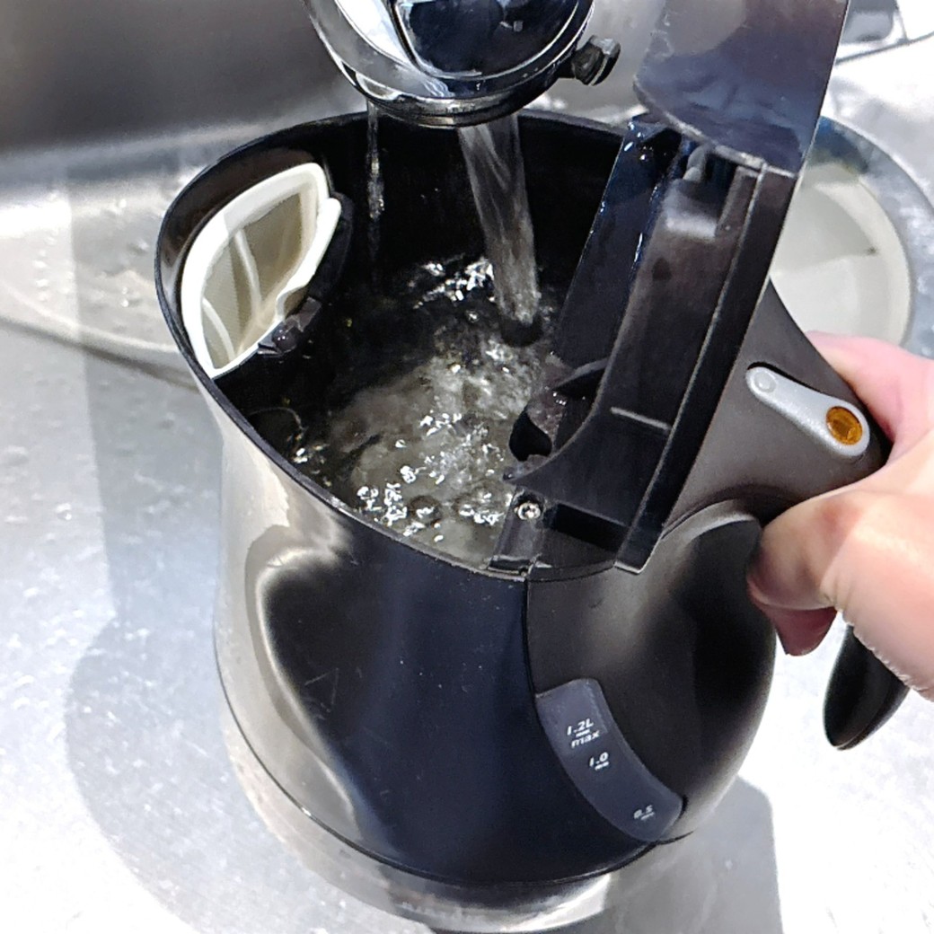 手順1．電気ポットに水を入れ、クエン酸を入れて溶かす