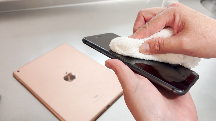 やわらかい布でスマートフォンを拭く