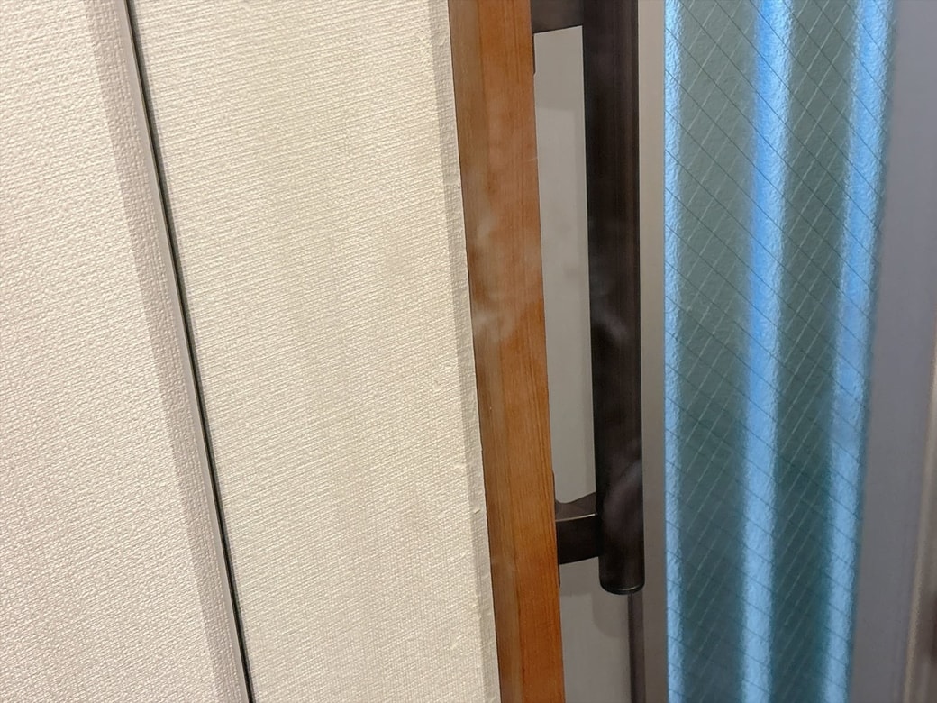 今回お手入れする、手あかだらけの鏡