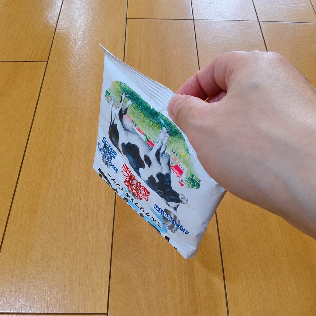 逆さに持った個包装の飴。こぼれず快適!