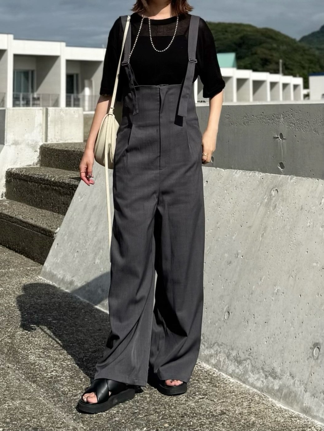 透け感のあるトップスで抜け感と今っぽさをプラス。