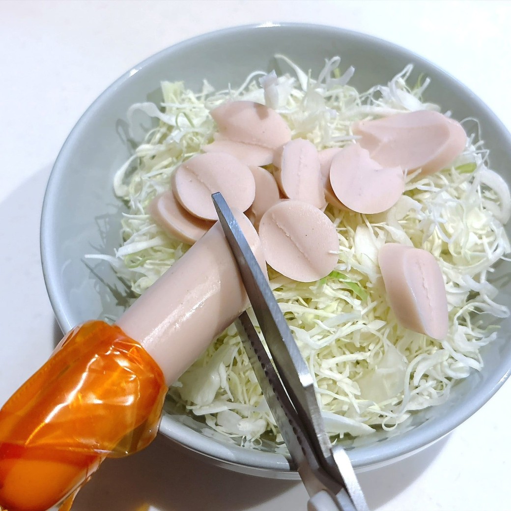 手順1.魚肉ソーセージをカットして、千切りキャベツと合わせて深さのある器に入れる