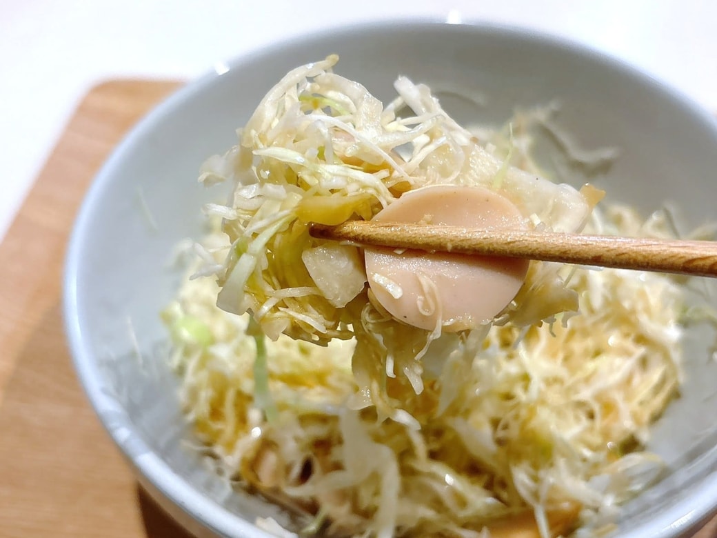 魚肉ソーセージの塩気と旨味でごはんが進む