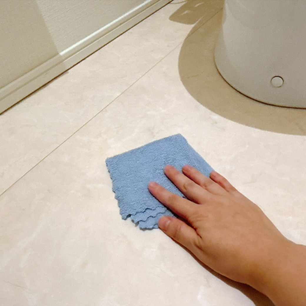 手順2.トイレの床をくまなく拭く