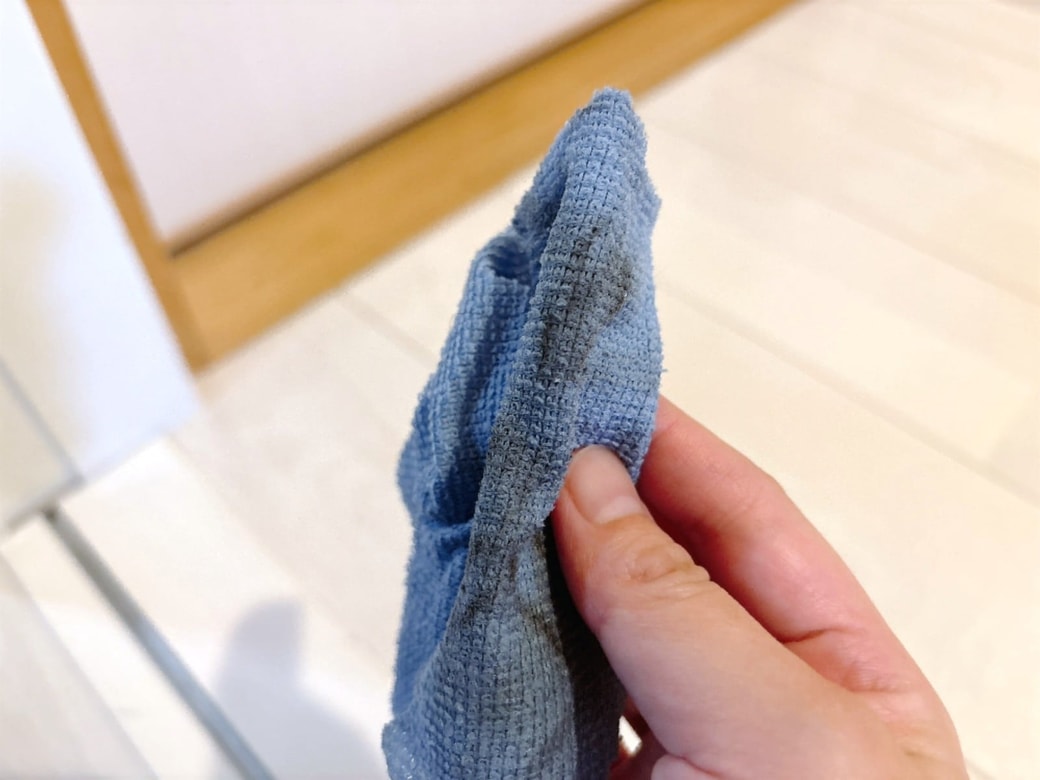 汚れて黒くなったマイクロファイバークロス