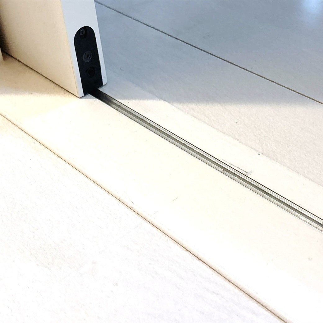 掃除前の引き戸のレール