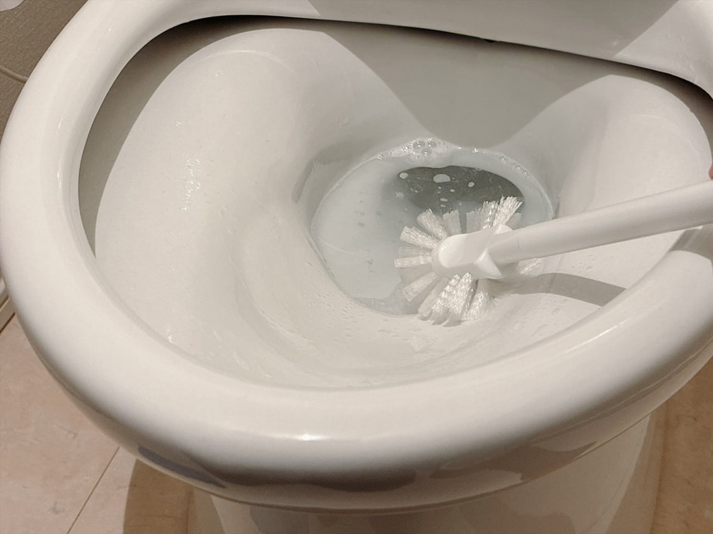 手順2.トイレブラシで便器内をこする