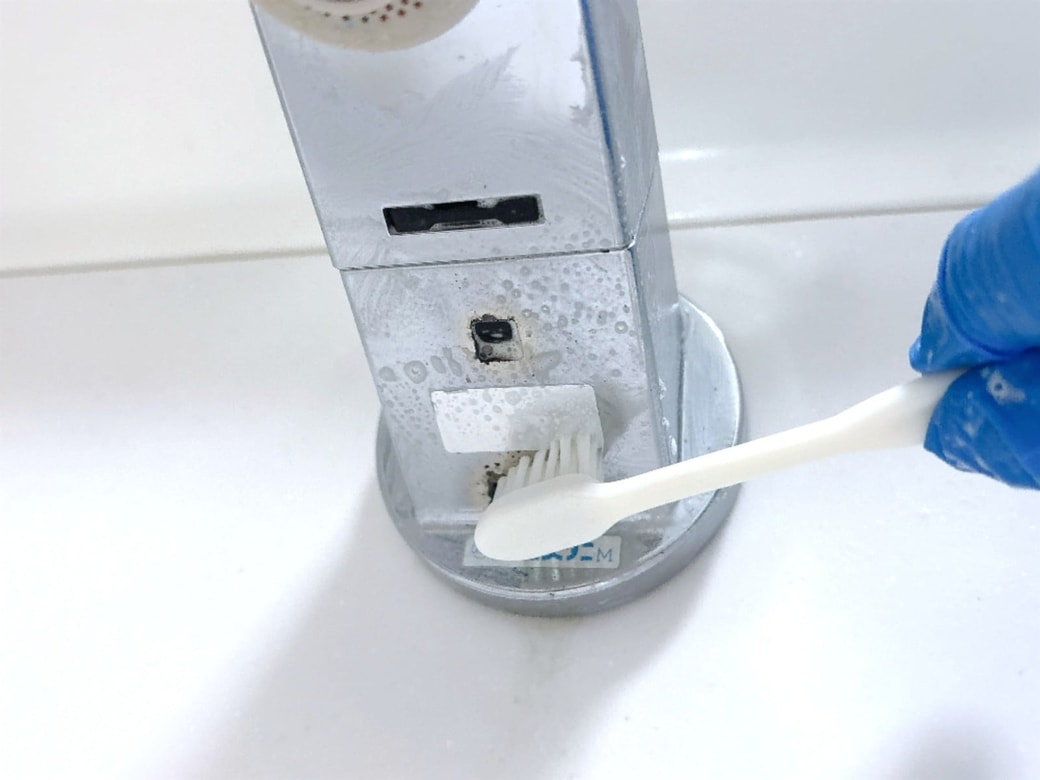 細かい部分は歯ブラシが便利