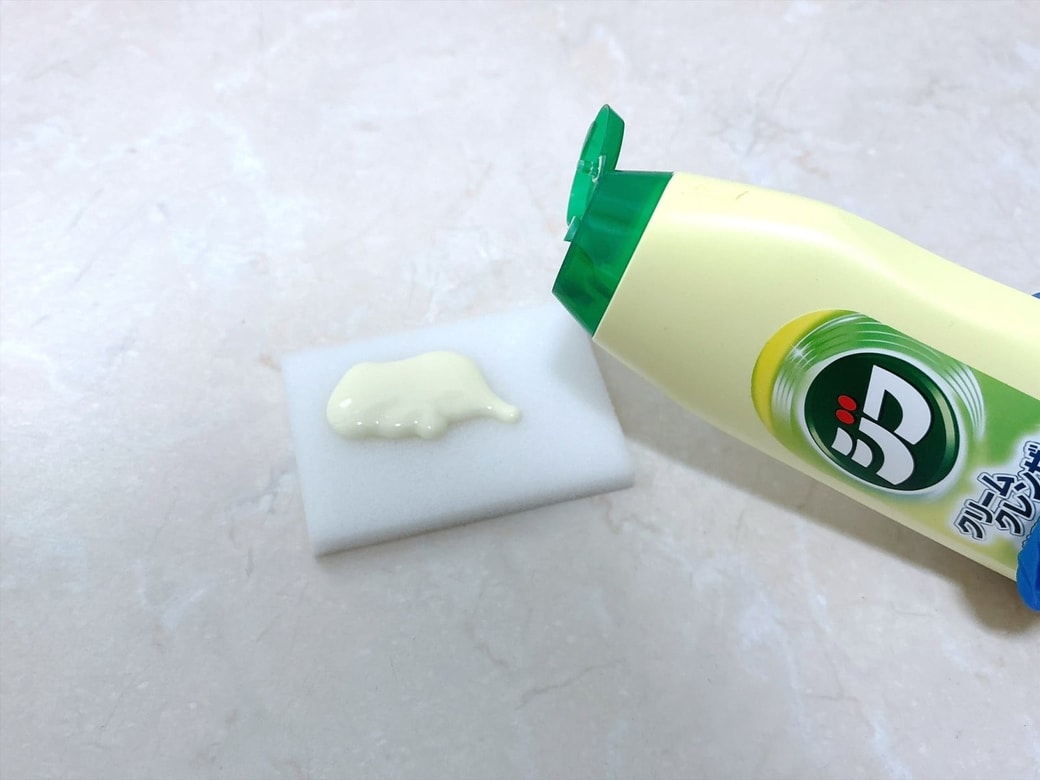 手順1.スポンジにジフをつけて、水栓をみがく