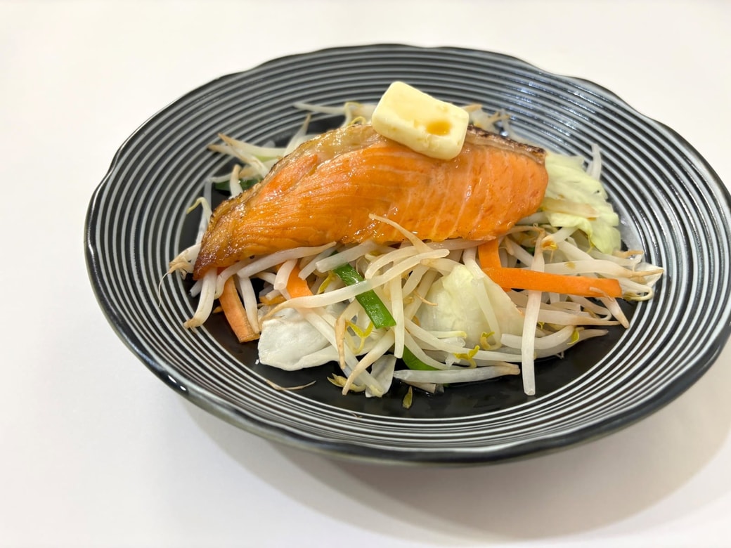 「鮭と野菜のバターポン酢蒸し」の完成