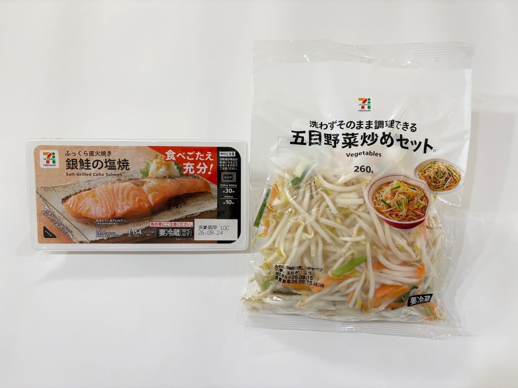 セブンプレミアムの「銀鮭の塩焼」と「五目野菜炒めセット」