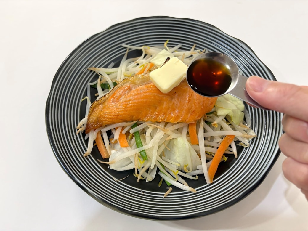 バターをのせてポン酢をかける