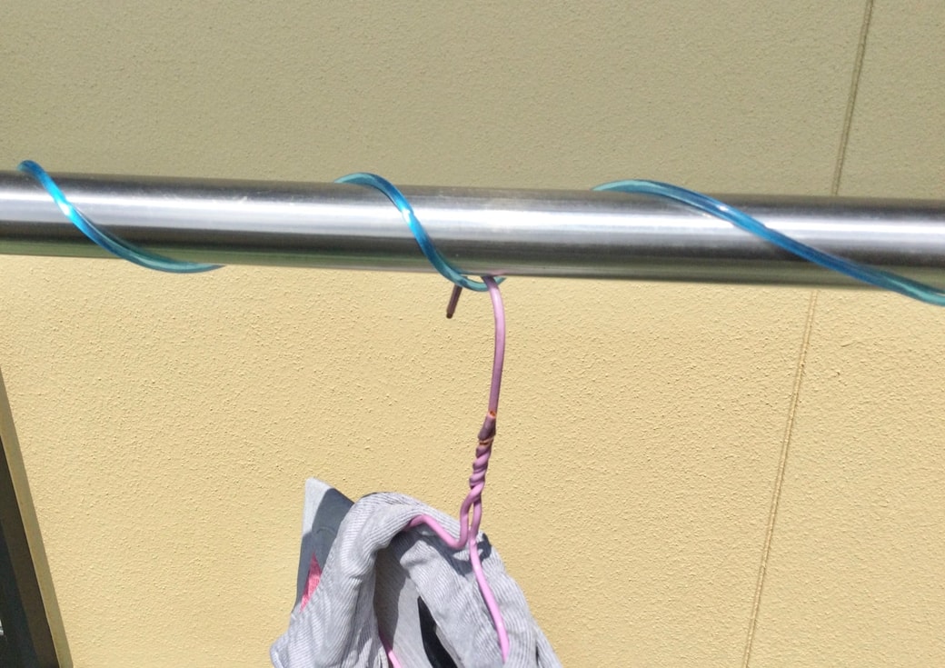 物干し竿に縄跳びを巻く