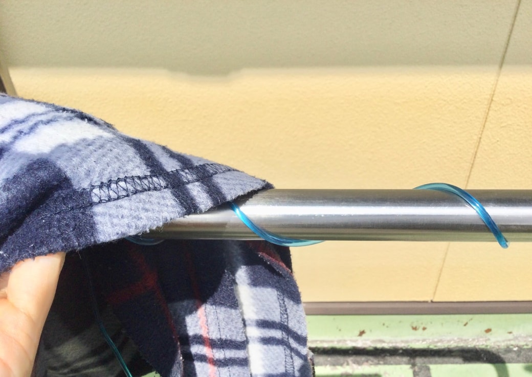 物干し竿に縄跳びを巻く