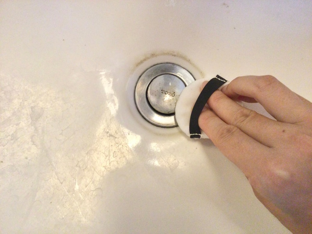 パフで洗面台の排水口を掃除する