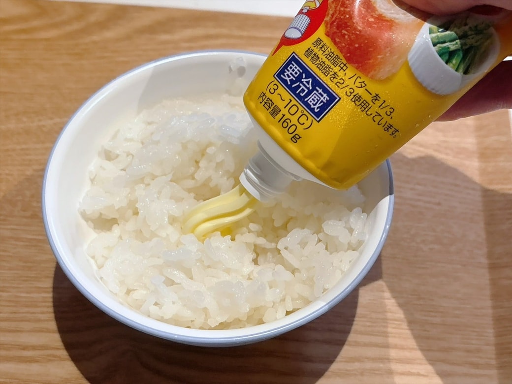 手順1．ごはんを茶碗に盛り、真ん中をくぼませてバターをのせる