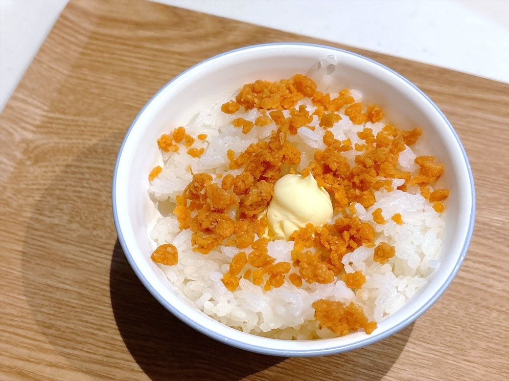 手順2．鮭フレークと醤油をかける