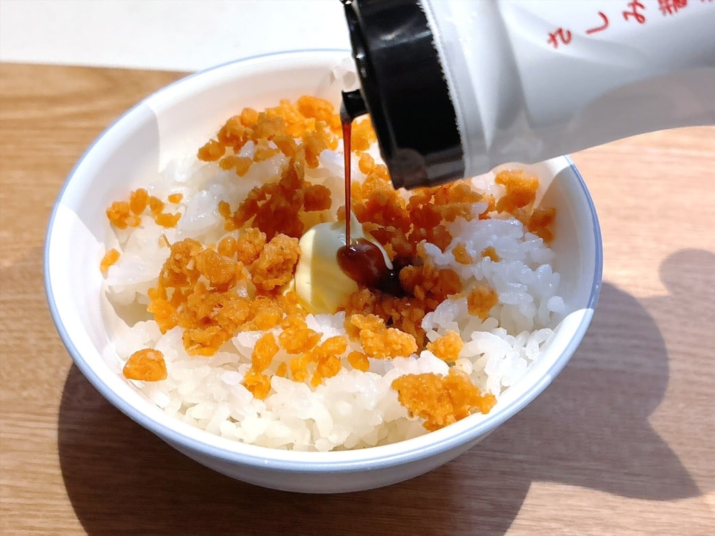 バターの上に醤油をかけたらできあがり