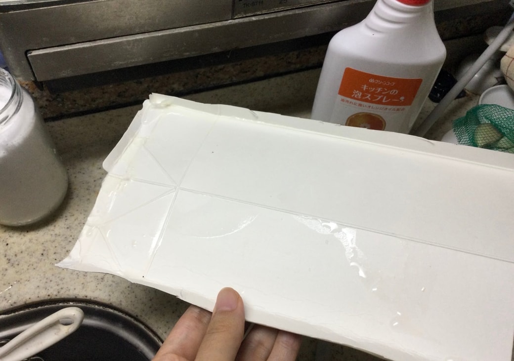 牛乳パックを洗剤の受け皿として使う