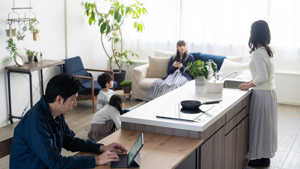 家族が別々の部屋で過ごす時間を減らす