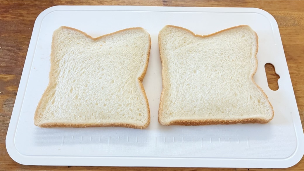 食パンを2枚用意した様子