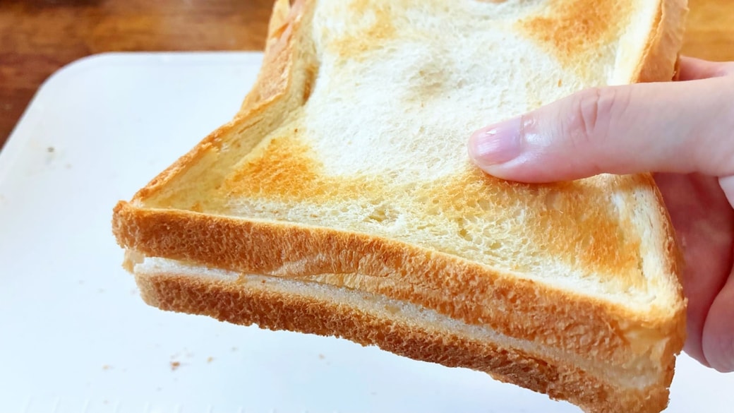 食パンがこんがり焼けた様子
