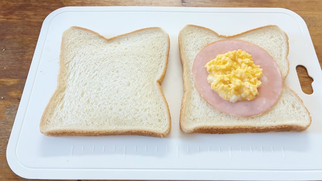 食パンに具材をのせた様子