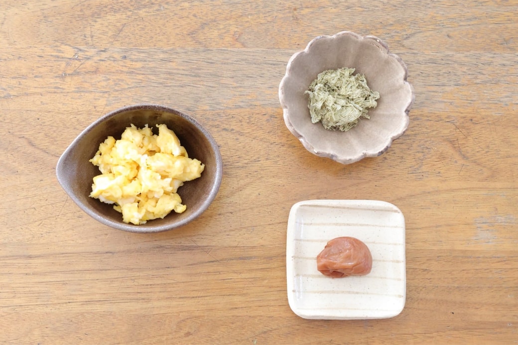 「梅とたまごととろろ昆布のおにぎり」