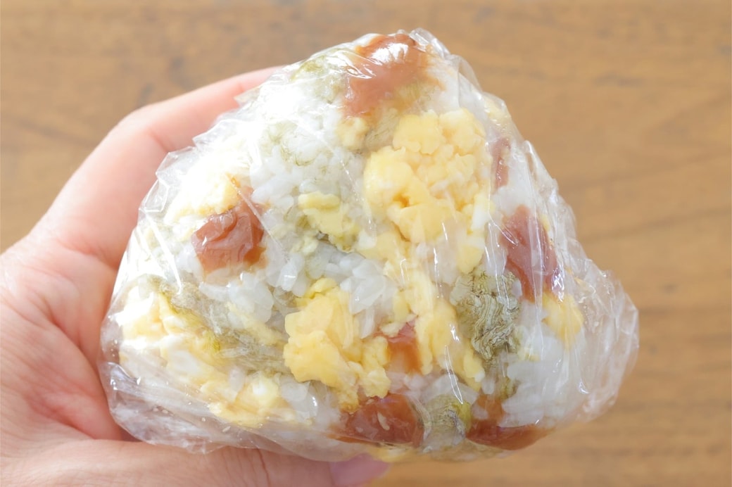 「梅とたまごととろろ昆布のおにぎり」