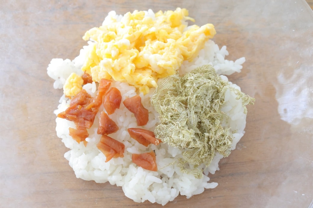 「梅とたまごととろろ昆布のおにぎり」