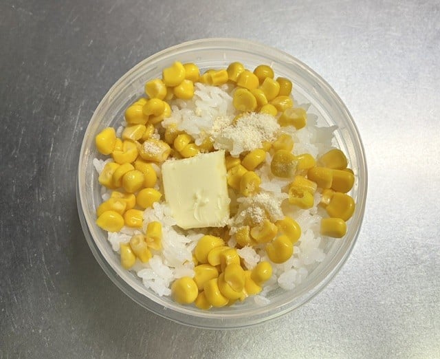 キャベツと豚バラのレンジ蒸しとコーンピラフ風作り方