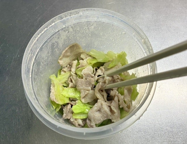 キャベツと豚バラのレンジ蒸しとコーンピラフ風作り方