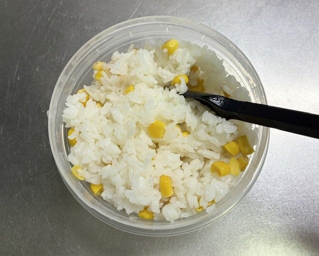 キャベツと豚バラのレンジ蒸しとコーンピラフ風作り方