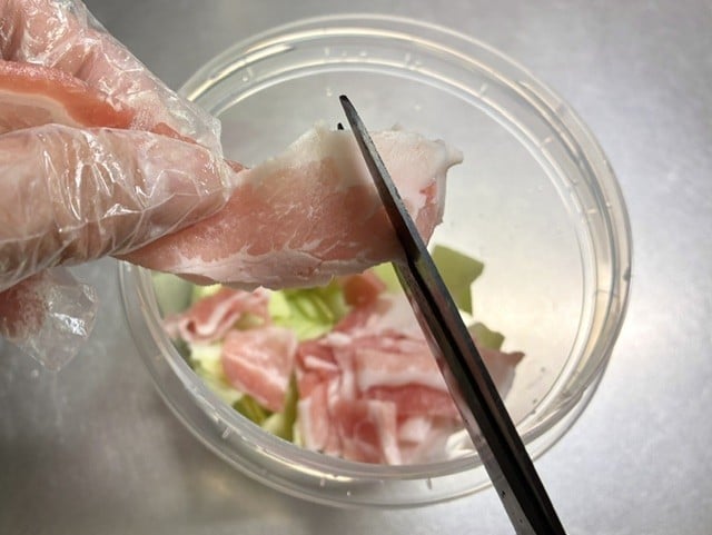キャベツと豚バラのレンジ蒸しとコーンピラフ風作り方