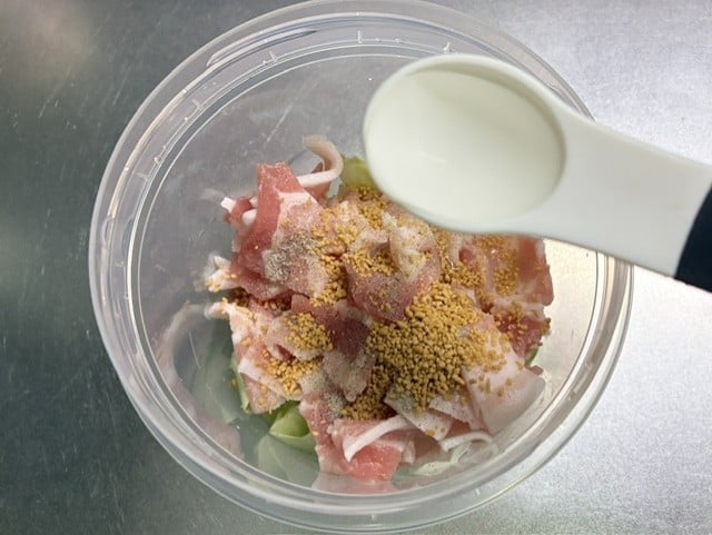 キャベツと豚バラのレンジ蒸しとコーンピラフ風作り方