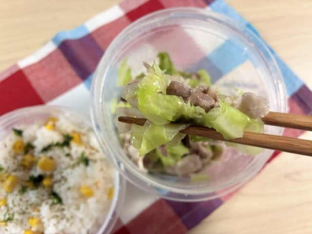 キャベツと豚バラのレンジ蒸しとコーンピラフ風作り方