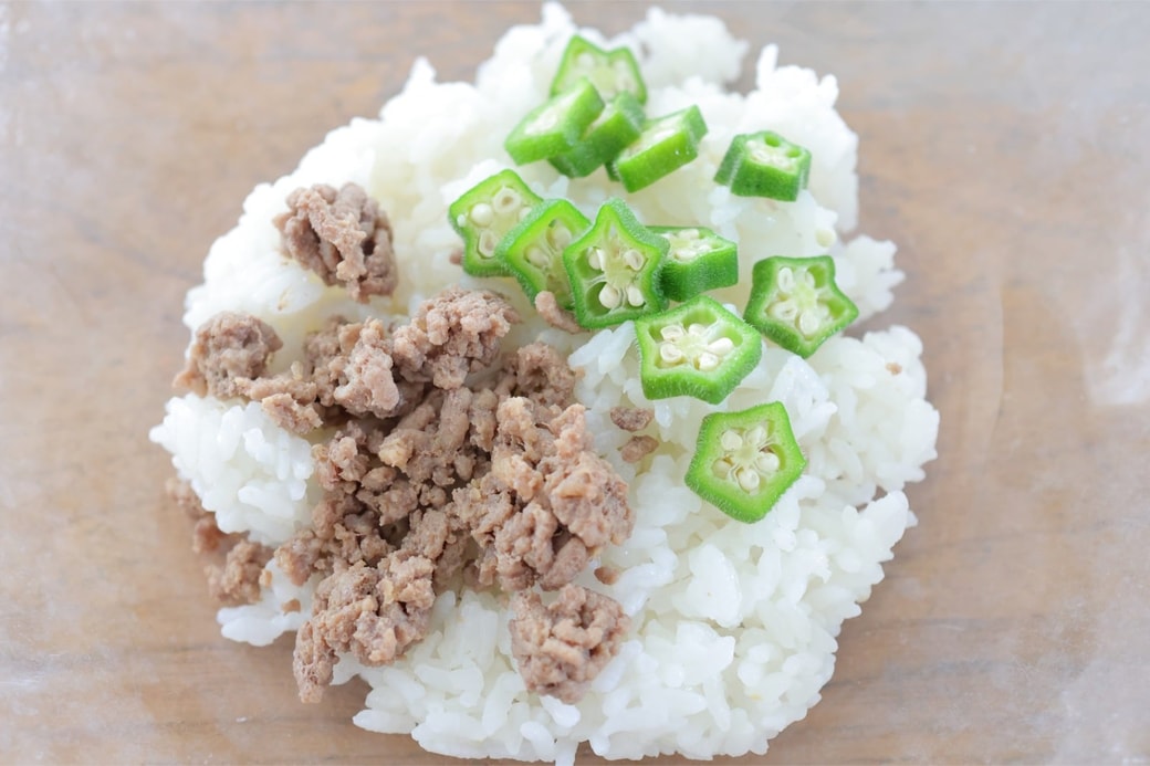 「オクラと肉そぼろのおにぎり」