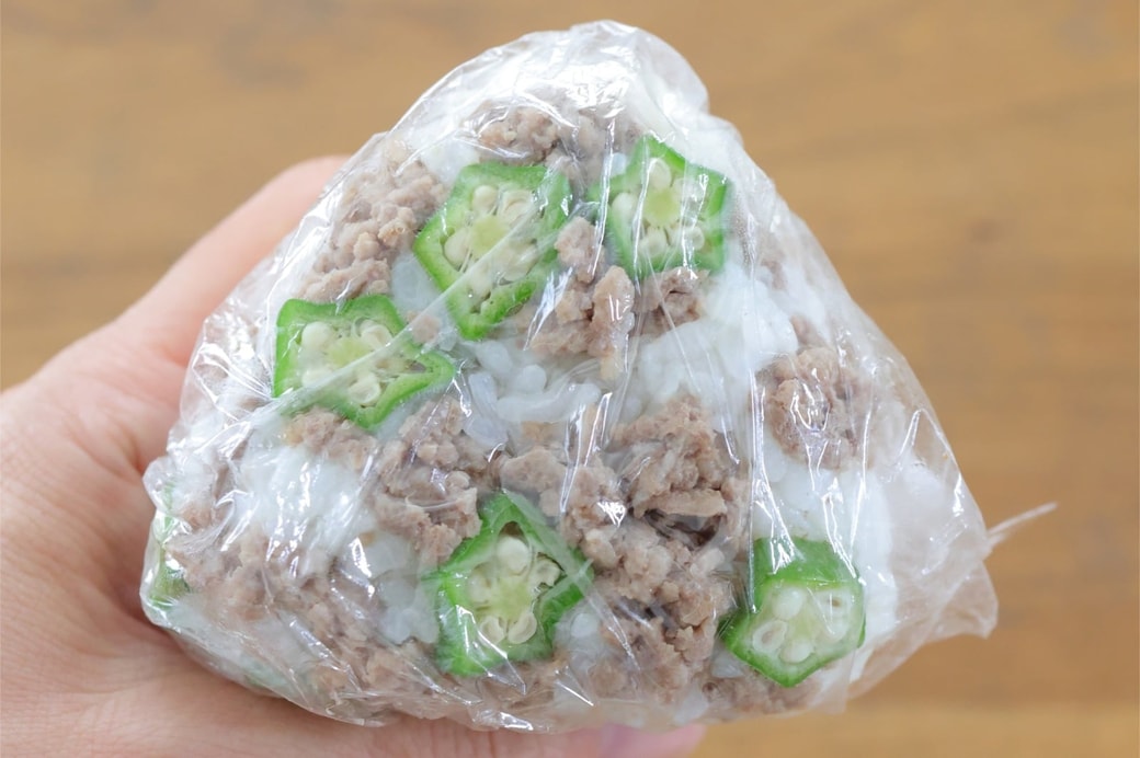 「オクラと肉そぼろのおにぎり」