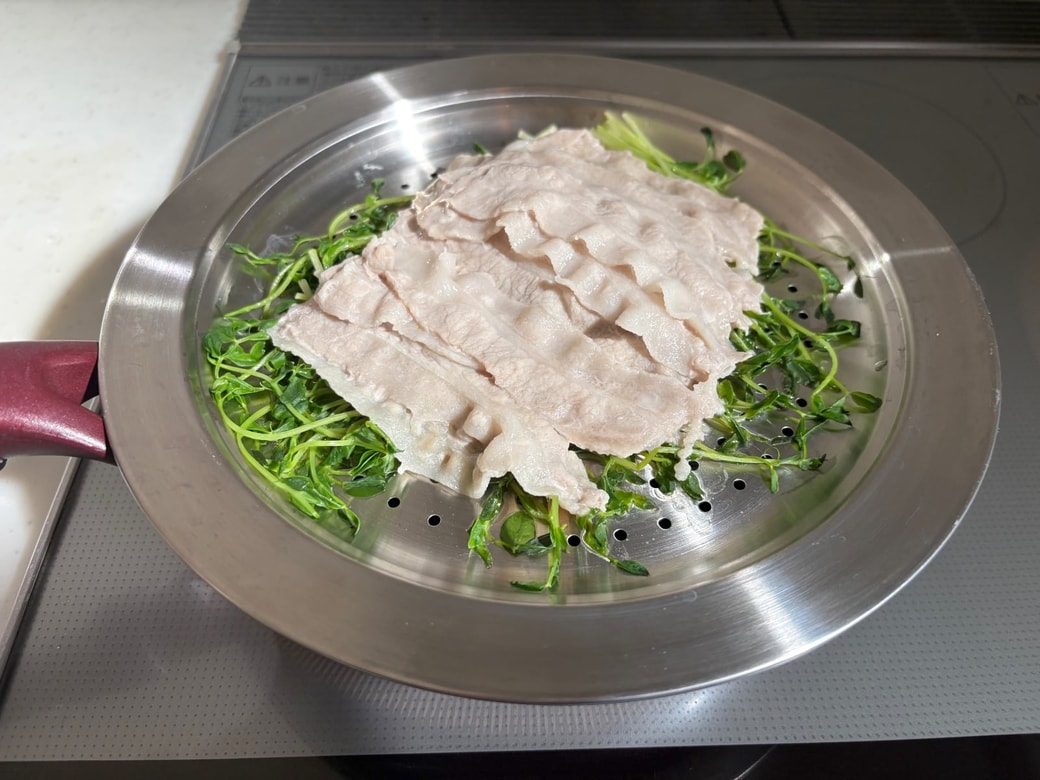 豚バラと豆苗おかずの完成