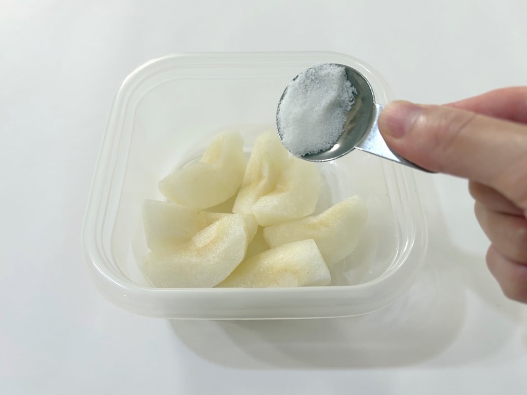 梨に砂糖をかける