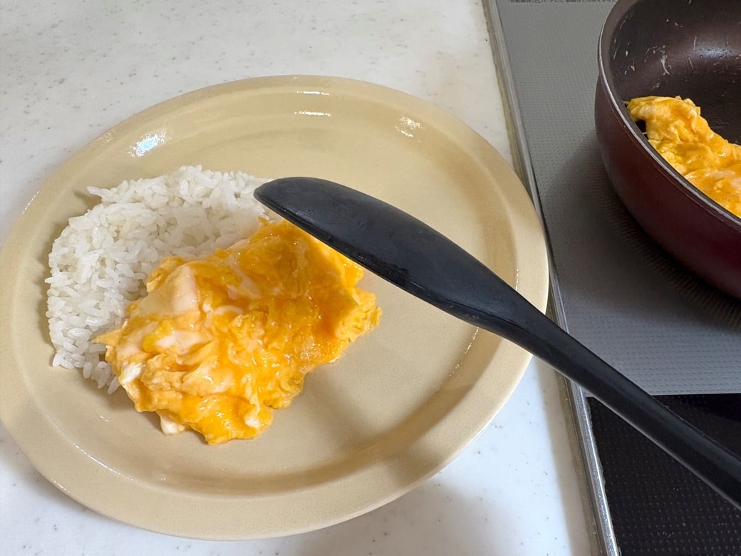 お皿にご飯と卵をのせる