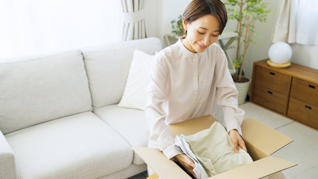 片付ける女性