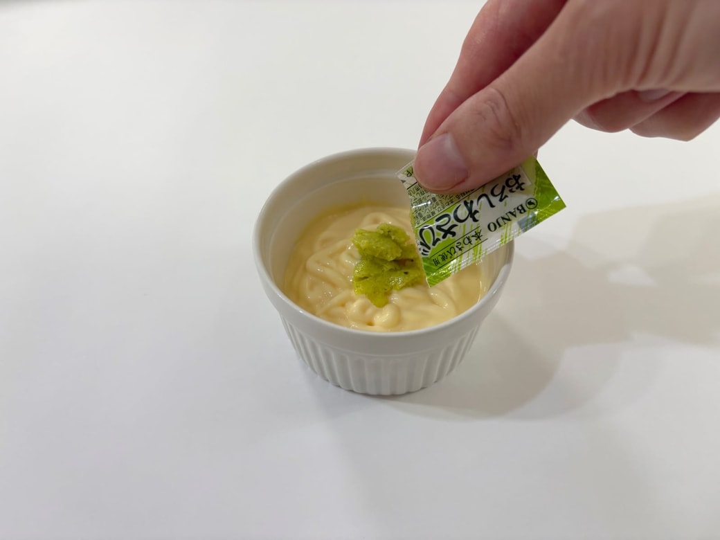 マヨネーズと小袋わさびを混ぜる