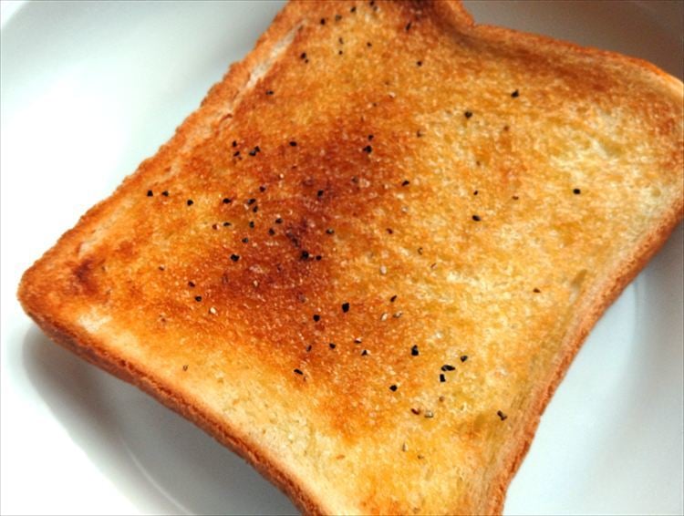 食パンに塩少々を混ぜたオリーブオイルを塗り、こしょうをふって焼いたところ