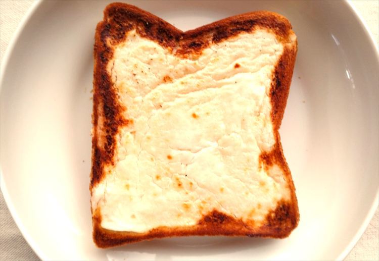 クリームチーズを塗って焼いたところ