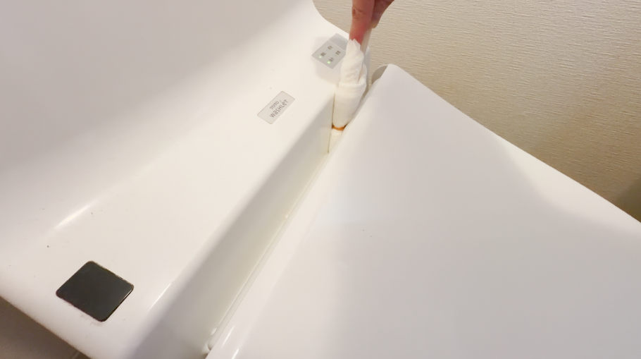 隙間を拭き取る