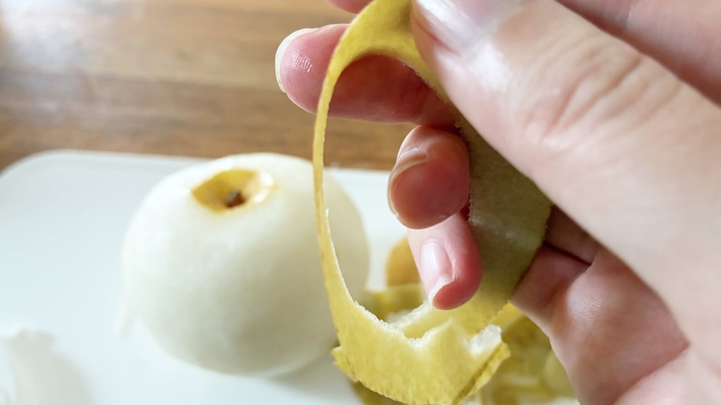 薄く切れた梨の皮