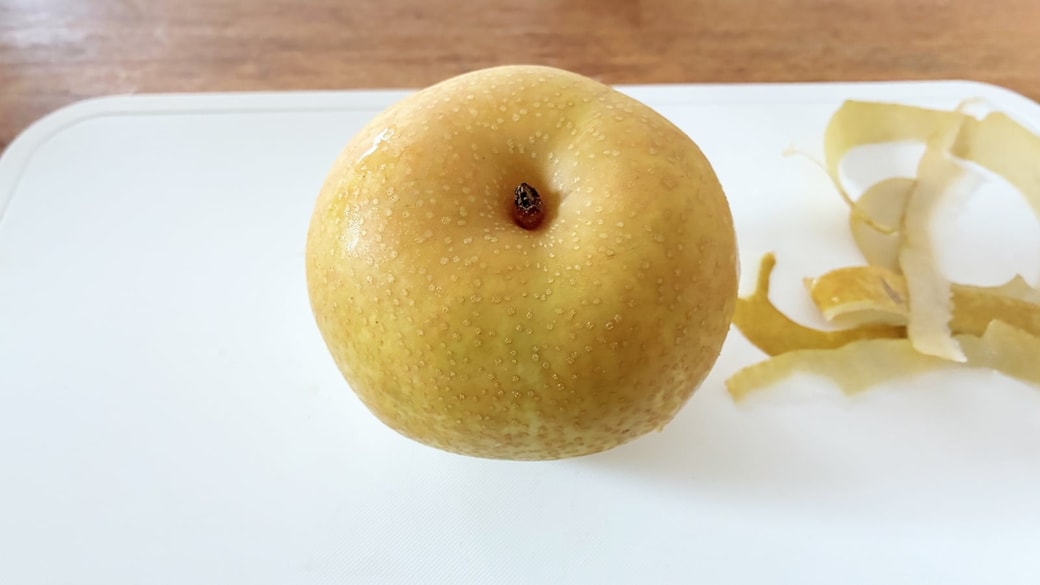 梨をひっくり返した様子